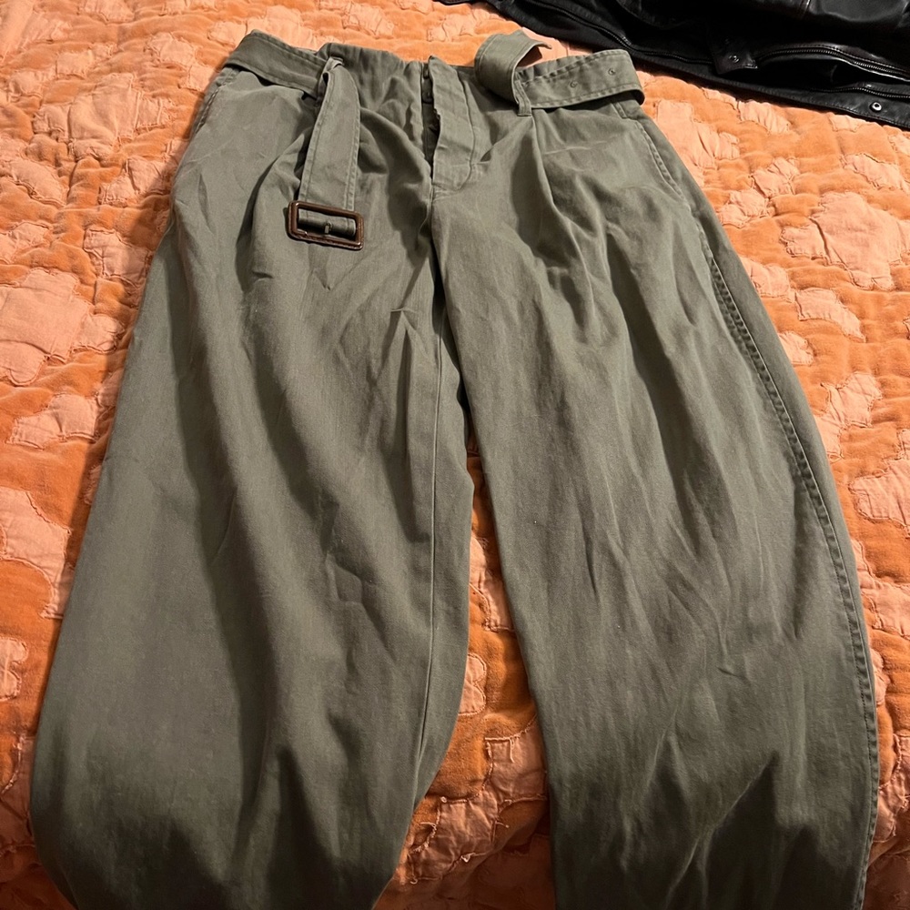 Army green single pleat button-fly tapered pant.